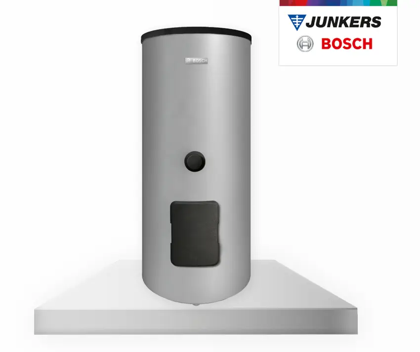 Vertikaler silberner Warmwasserspeicher von Bosch mit runder Form, einem Bedienknopf und einer Öffnung an der Seite, auf einer weißen Basis präsentiert.